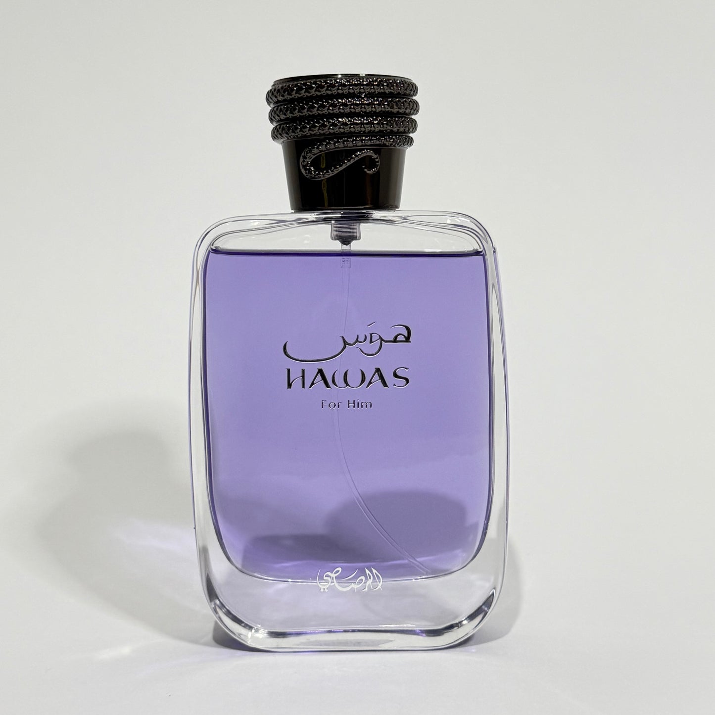 Perfume árabe Rasasi Hawas for Him en frasco de cristal con líquido morado y tapón negro texturizado.