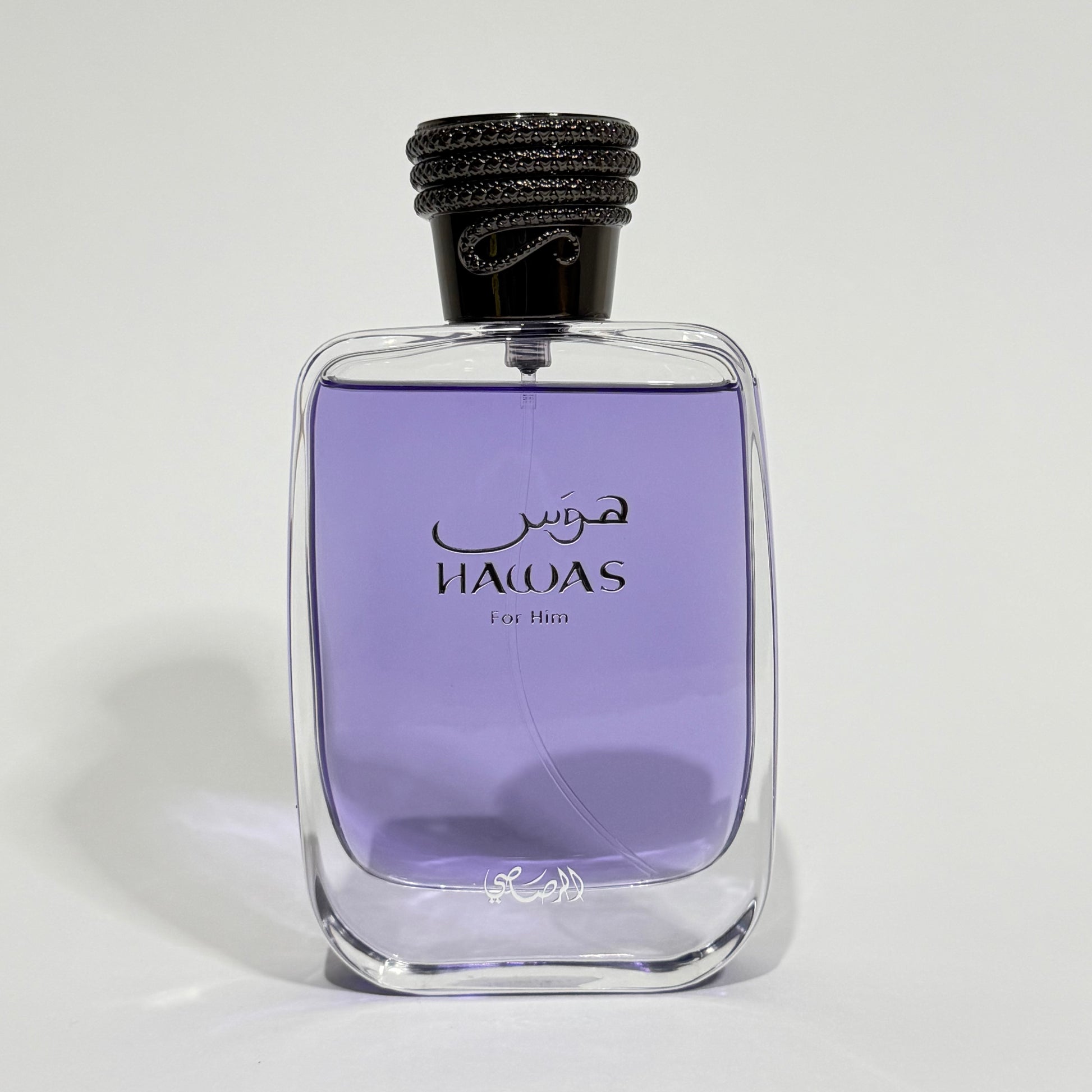 Perfume árabe Rasasi Hawas for Him en frasco de cristal con líquido morado y tapón negro texturizado.