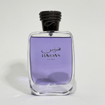 Perfume árabe Rasasi Hawas for Him en frasco de cristal con líquido morado y tapón negro texturizado.